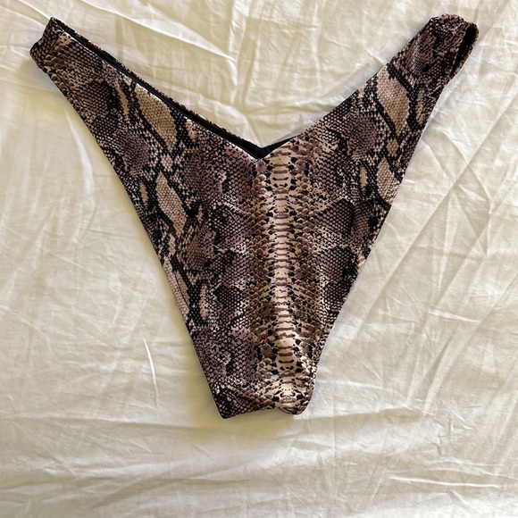 Frankie’s Bikini Snake print. Stormy Top and Sammy Bottoms. - Picture 4 of 5